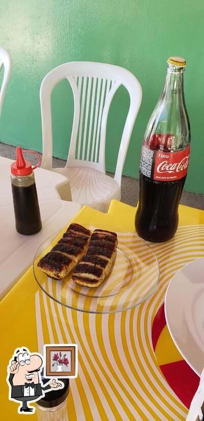 Sente em uma das mesas no Aconchego dos Pássaros