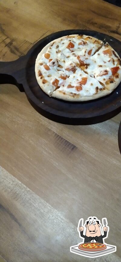 Pick pizza at Cafe 22 Rania