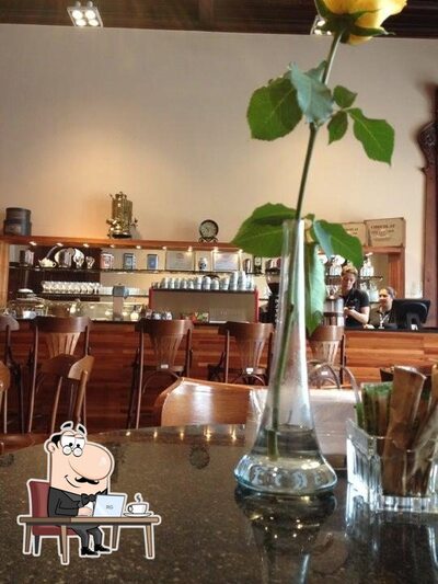 Sente em uma das mesas no Café do Paço