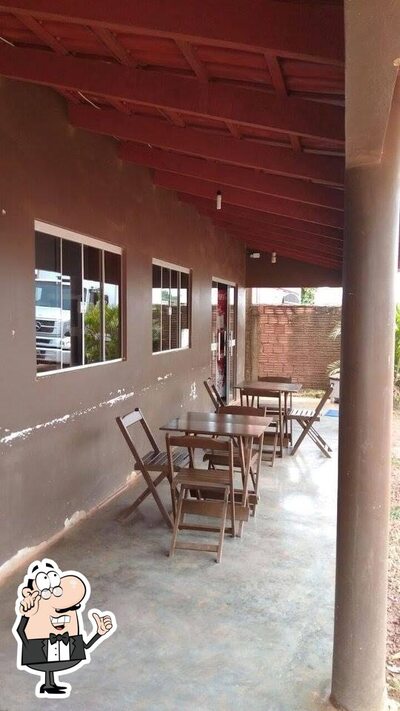 Sente em uma das mesas no Restaurante Dona Diva