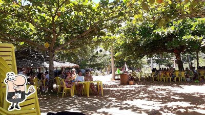 Sente em uma das mesas no Bar do Max