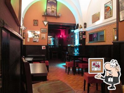Siediti a un tavolo di Ellis Island Pub