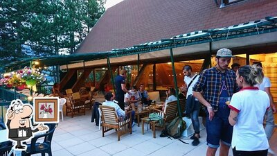 Installez-vous à l'une des tables de Restaurant Parc de la Piscine Barcelonnette Sangri"llades