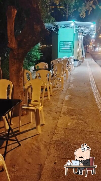 O interior do Mamonas lanches