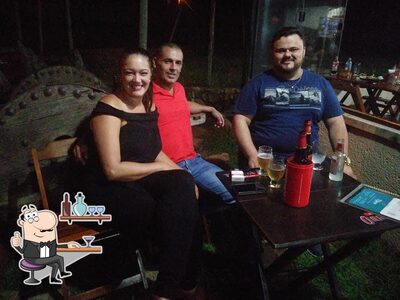 Sente em uma das mesas no Restaurante Carro de Boi