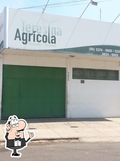 Sente em uma das mesas no Delicia de Coxinha no copo