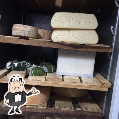 Sente em uma das mesas no Pollaccia Delicatessen