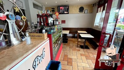 Siediti a un tavolo di Bar Bome