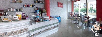 Installez-vous à l'une des tables de Bar Caffetteria "La Meta"