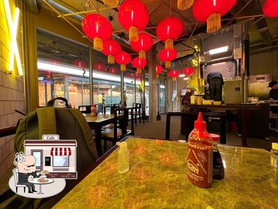 Puoi goderti l'aria fresca da seduto all'esterno di King Noodle Bar Terminal