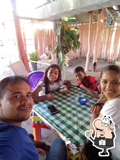 Sente em uma das mesas no Restaurante Barraca Da Tia