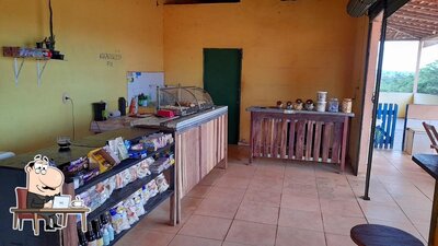 Sente em uma das mesas no Churrascaria e lanchonete ponto do queijo mineiro