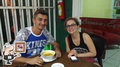 Sente em uma das mesas no Bookafé
