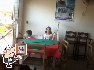 Sente em uma das mesas no Pizzaria Safari Jacumã