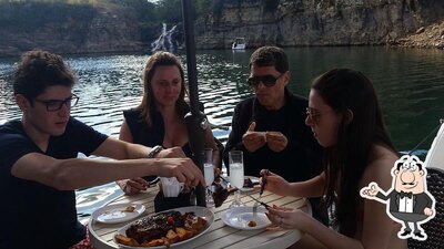 Sente em uma das mesas no Porto Escarpas Lounge Flutuante