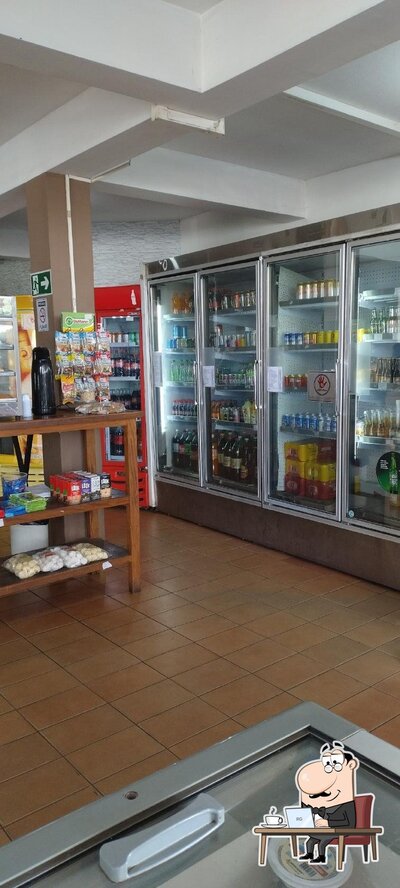 Sente em uma das mesas no Marmitaria e Conveniência Brutus