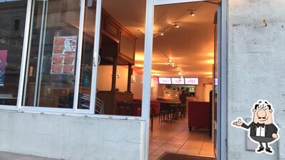 Installez-vous à l'une des tables de Chickano Rochefort