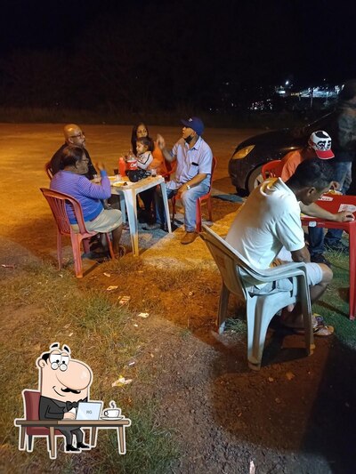 Sente em uma das mesas no Churrasco do Baiano