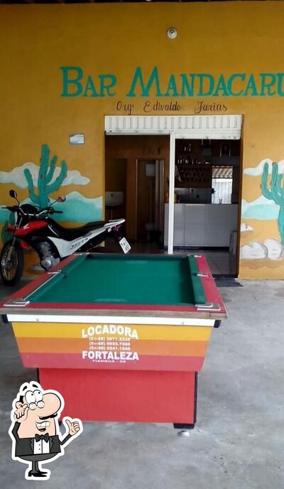 Sente em uma das mesas no Bar Mandacaru Charito