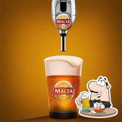 Desfute um copo de cerveja leve ou escura