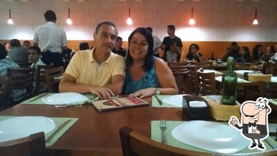 Sente em uma das mesas no Pizzaria Ouro Verde