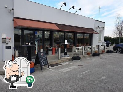 Curiosa tra gli esterni di MY station Bar