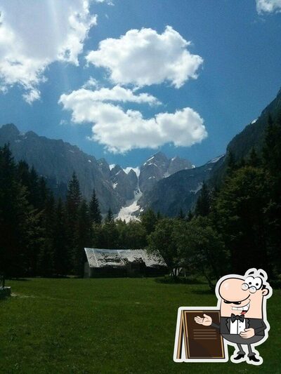 Guarda la parte esterna di Planinski Dom Tamar