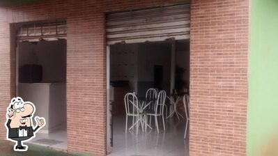 Sente em uma das mesas no Santissima Trindade Restaurante