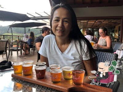 Sente em uma das mesas no Ronchi Pub