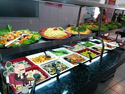 Sente em uma das mesas no Restaurante Sabores Bela Vista