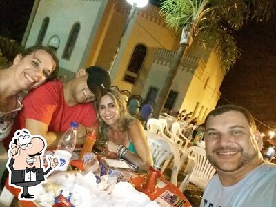 Sente em uma das mesas no Nino Lanches