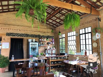 Sente em uma das mesas no Dom José Restaurante
