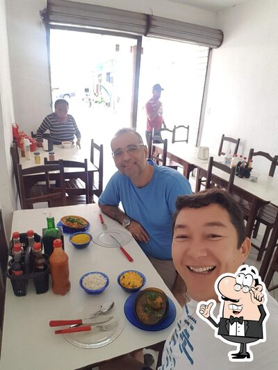 Sente em uma das mesas no Restaurante Chico Da Fatinha