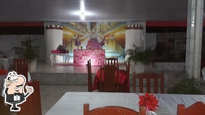 Sente em uma das mesas no Restaurante Alvorada