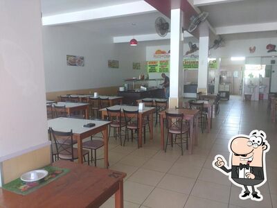 Sente em uma das mesas no Prato da Casa