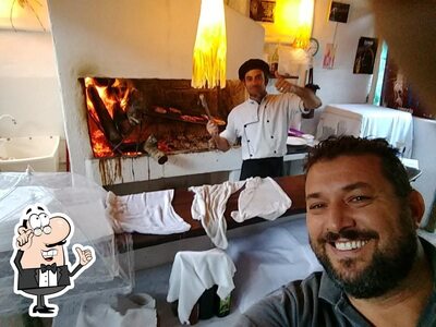 Sente em uma das mesas no La Parrilla