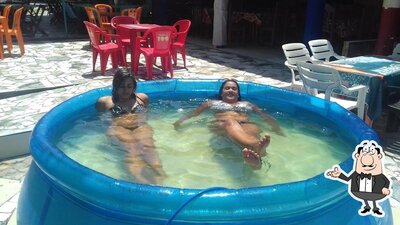 Sente em uma das mesas no Cabana Jequié
