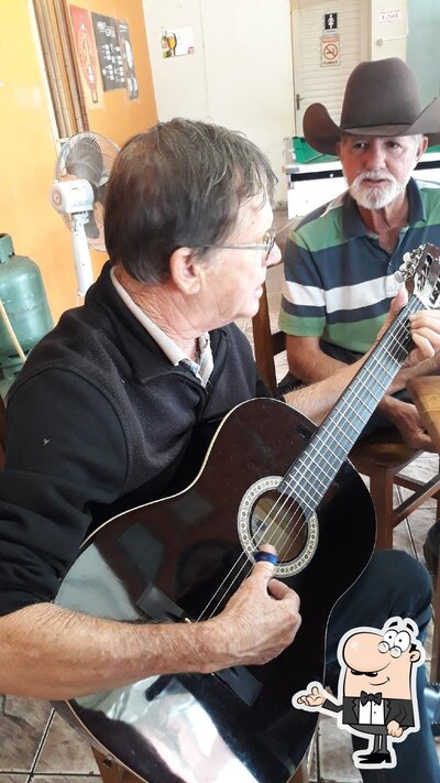 Veja imagens do interior do Bar Do Elton