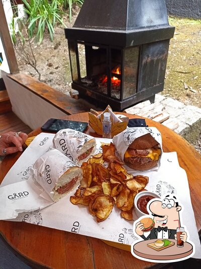 Consiga um hambúrguer no Gård Cervejaria