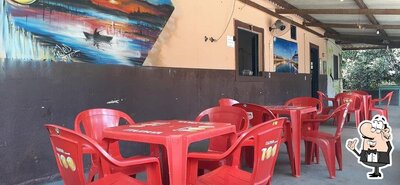 Sente em uma das mesas no Bar do Dedé Cipó