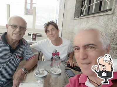 Siediti a un tavolo di Bar Parisienne