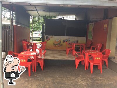 Sente em uma das mesas no Ivo's Lanches