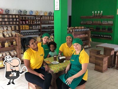 Sente em uma das mesas no Pamonharia Império do Milho