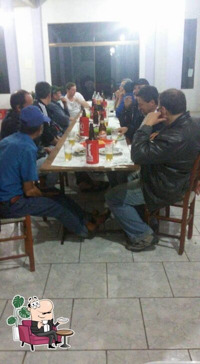 Sente em uma das mesas no Bar do Martello