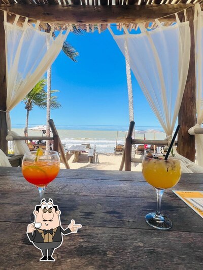 Experimente diferentes drinques oferecidos no Manzuko Beach Club Barra do Cahy