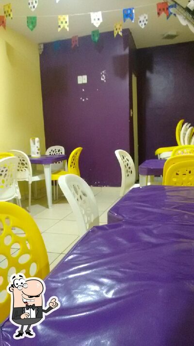 Sente em uma das mesas no Wi-Fi Acai