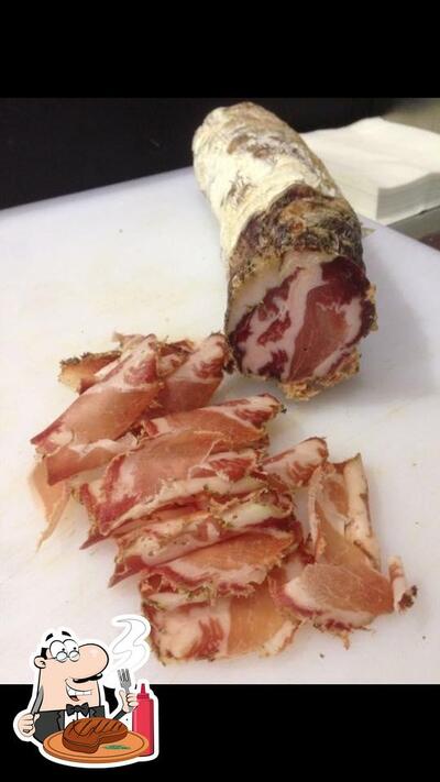Pasti a base di carne vengono serviti al ristorante Crostone