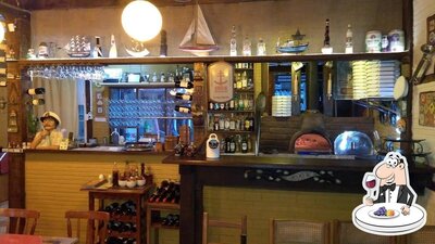 Desfrute uma taça de vinho no pizzaria Capitão Mainha