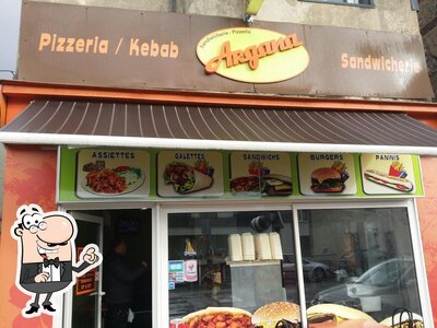 La zone extérieure est une importante caractéristique de Déville Kebab