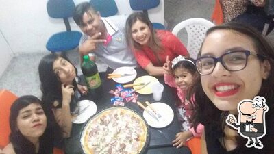 Sente em uma das mesas no Tele pizza